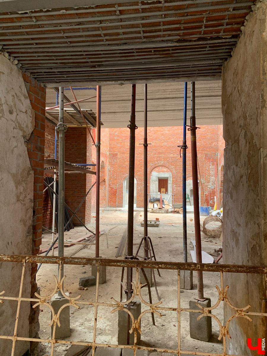 Гаврилов Посад — городок в Ивановской области примерно в 30 километрах от Суздаля. Его называют родиной известного на весь мир владимирского тяжеловоза. Обойти все местные достопримечательности можно всего за несколько часов в лайтовом режиме. Ехать сюда стоит за особой атмосферой: прогуляться по лучшей по версии «Афиша Daily» набережной, подняться на старую колокольню ради невероятных видов и, конечно, посетить Дворцовый конный завод.