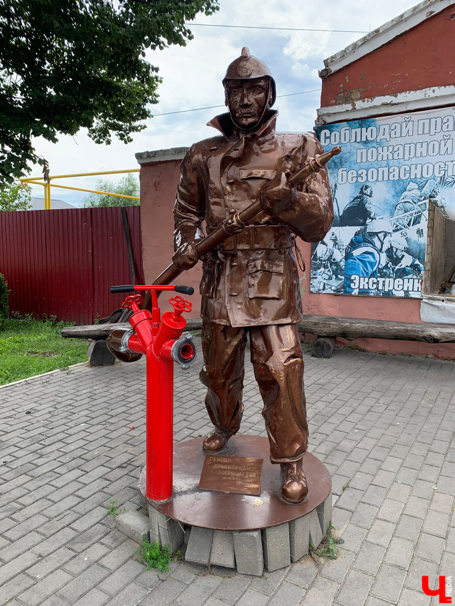 Гаврилов Посад — городок в Ивановской области примерно в 30 километрах от Суздаля. Его называют родиной известного на весь мир владимирского тяжеловоза. Обойти все местные достопримечательности можно всего за несколько часов в лайтовом режиме. Ехать сюда стоит за особой атмосферой: прогуляться по лучшей по версии «Афиша Daily» набережной, подняться на старую колокольню ради невероятных видов и, конечно, посетить Дворцовый конный завод.