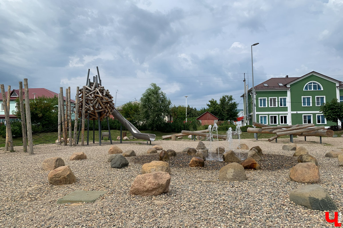 Гаврилов Посад — городок в Ивановской области примерно в 30 километрах от Суздаля. Его называют родиной известного на весь мир владимирского тяжеловоза. Обойти все местные достопримечательности можно всего за несколько часов в лайтовом режиме. Ехать сюда стоит за особой атмосферой: прогуляться по лучшей по версии «Афиша Daily» набережной, подняться на старую колокольню ради невероятных видов и, конечно, посетить Дворцовый конный завод.