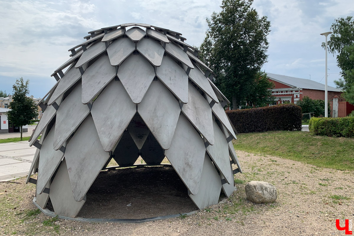 Гаврилов Посад — городок в Ивановской области примерно в 30 километрах от Суздаля. Его называют родиной известного на весь мир владимирского тяжеловоза. Обойти все местные достопримечательности можно всего за несколько часов в лайтовом режиме. Ехать сюда стоит за особой атмосферой: прогуляться по лучшей по версии «Афиша Daily» набережной, подняться на старую колокольню ради невероятных видов и, конечно, посетить Дворцовый конный завод.