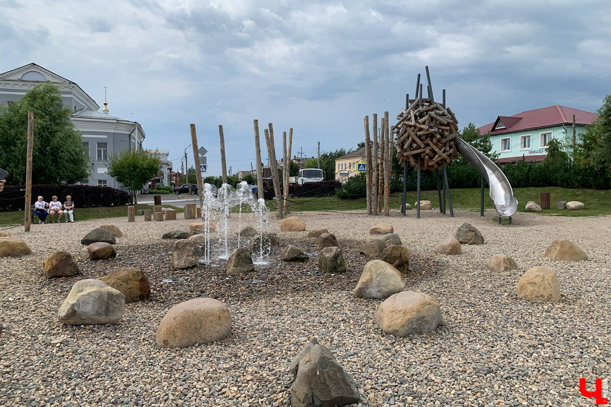 Гаврилов Посад — городок в Ивановской области примерно в 30 километрах от Суздаля. Его называют родиной известного на весь мир владимирского тяжеловоза. Обойти все местные достопримечательности можно всего за несколько часов в лайтовом режиме. Ехать сюда стоит за особой атмосферой: прогуляться по лучшей по версии «Афиша Daily» набережной, подняться на старую колокольню ради невероятных видов и, конечно, посетить Дворцовый конный завод.