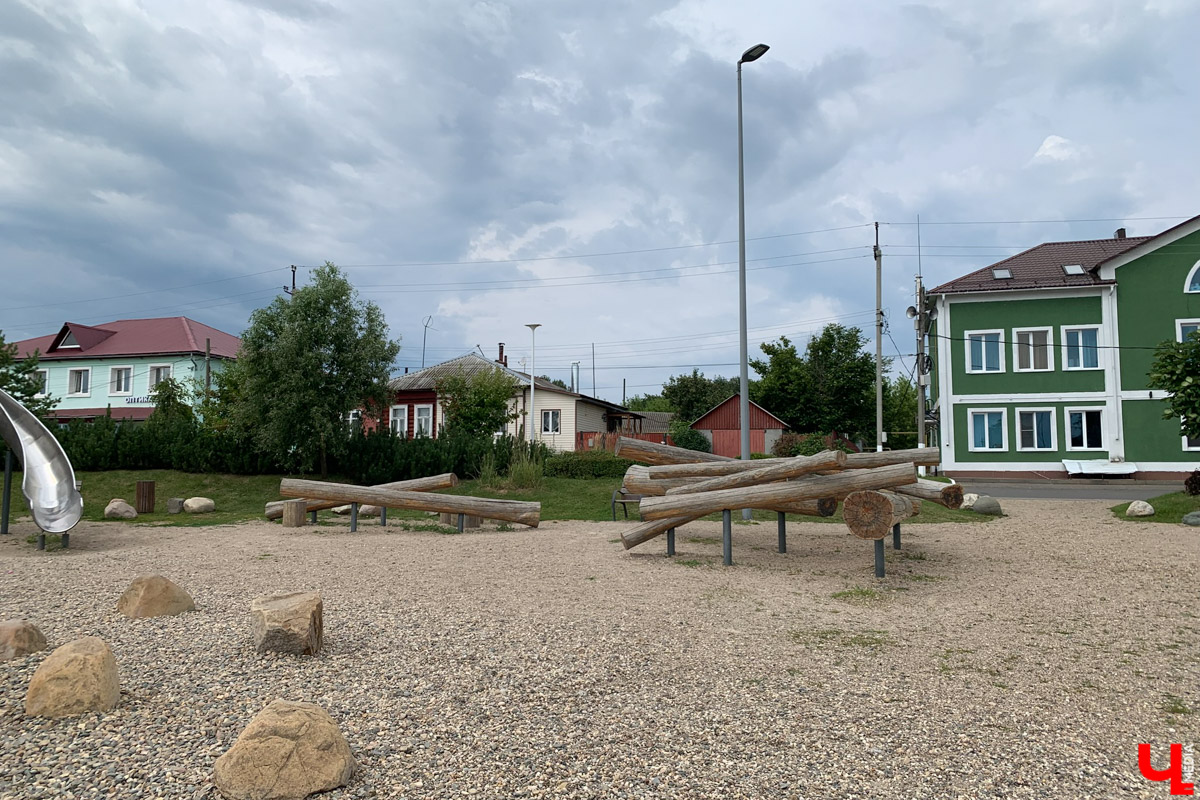 Гаврилов Посад — городок в Ивановской области примерно в 30 километрах от Суздаля. Его называют родиной известного на весь мир владимирского тяжеловоза. Обойти все местные достопримечательности можно всего за несколько часов в лайтовом режиме. Ехать сюда стоит за особой атмосферой: прогуляться по лучшей по версии «Афиша Daily» набережной, подняться на старую колокольню ради невероятных видов и, конечно, посетить Дворцовый конный завод.