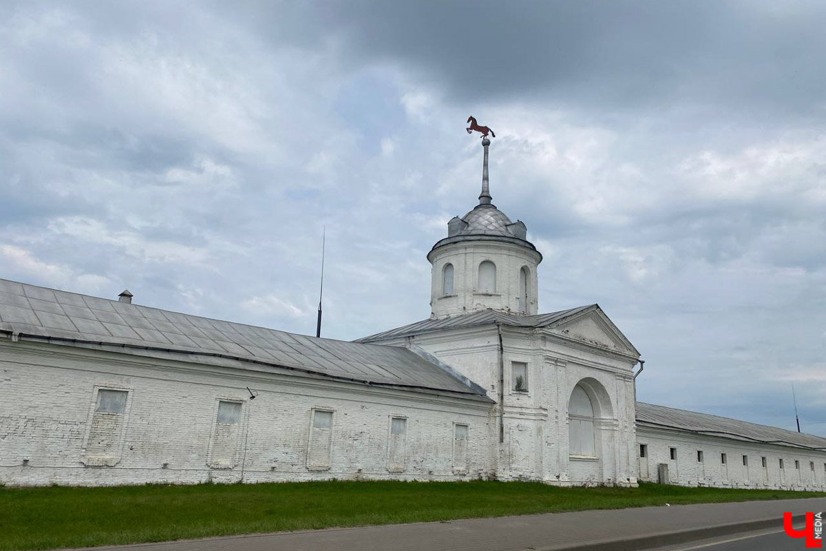 Гаврилов Посад — городок в Ивановской области примерно в 30 километрах от Суздаля. Его называют родиной известного на весь мир владимирского тяжеловоза. Обойти все местные достопримечательности можно всего за несколько часов в лайтовом режиме. Ехать сюда стоит за особой атмосферой: прогуляться по лучшей по версии «Афиша Daily» набережной, подняться на старую колокольню ради невероятных видов и, конечно, посетить Дворцовый конный завод.