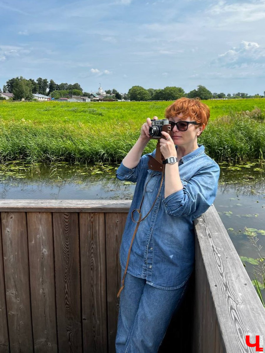 Гаврилов Посад — городок в Ивановской области примерно в 30 километрах от Суздаля. Его называют родиной известного на весь мир владимирского тяжеловоза. Обойти все местные достопримечательности можно всего за несколько часов в лайтовом режиме. Ехать сюда стоит за особой атмосферой: прогуляться по лучшей по версии «Афиша Daily» набережной, подняться на старую колокольню ради невероятных видов и, конечно, посетить Дворцовый конный завод.