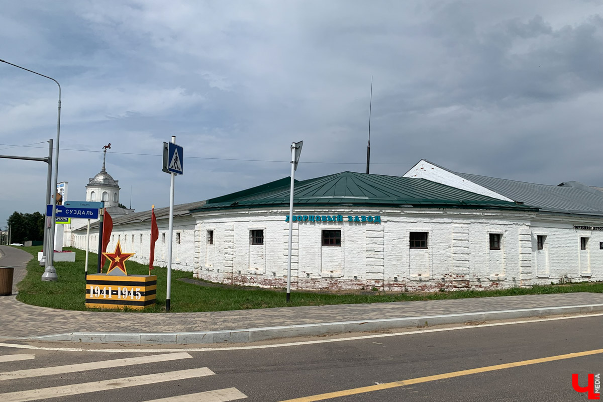 Гаврилов Посад — городок в Ивановской области примерно в 30 километрах от Суздаля. Его называют родиной известного на весь мир владимирского тяжеловоза. Обойти все местные достопримечательности можно всего за несколько часов в лайтовом режиме. Ехать сюда стоит за особой атмосферой: прогуляться по лучшей по версии «Афиша Daily» набережной, подняться на старую колокольню ради невероятных видов и, конечно, посетить Дворцовый конный завод.