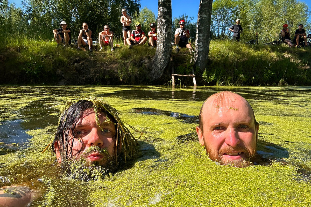 В такую жару если и ехать на велосипеде, то к водоемам. Маршрут «Пять озер», который используют владимирские ездоки, позволяет за день посетить несколько живописных акваторий неподалеку от областной столицы. Рассказываем, куда же крутить педали в погоне за долгожданной прохладой.