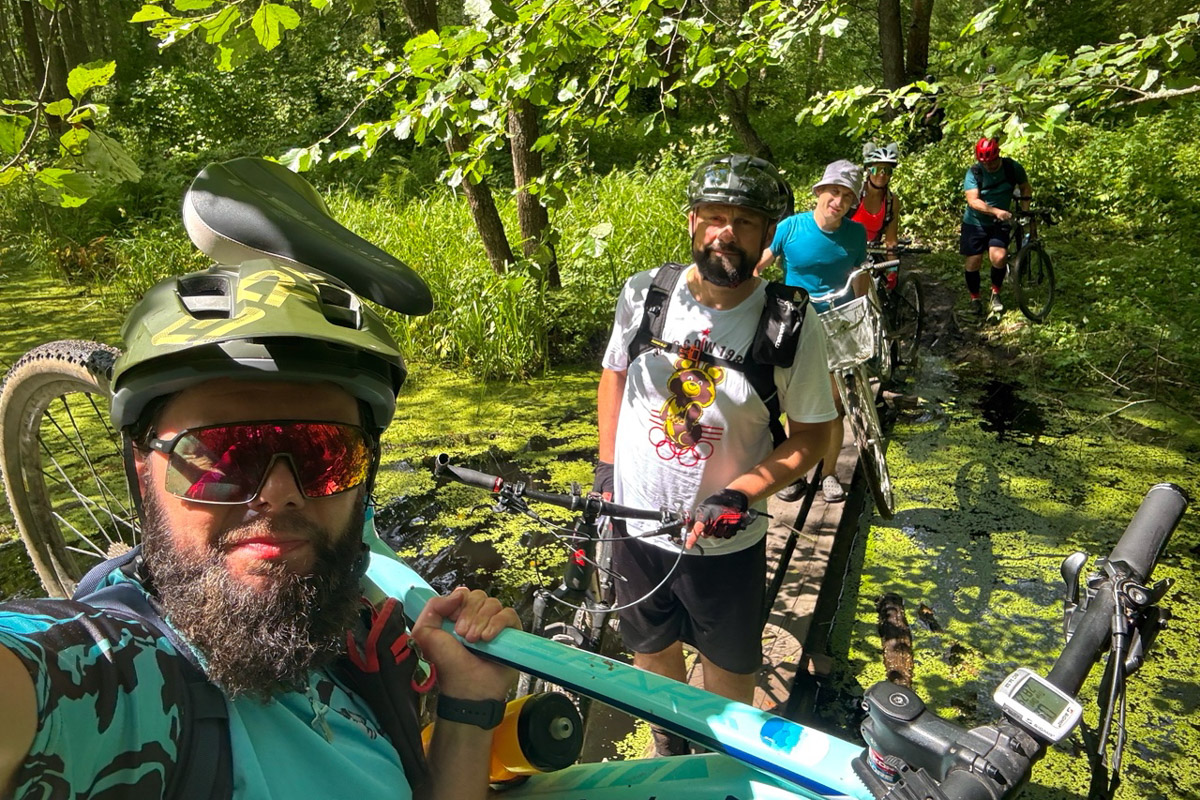 В такую жару если и ехать на велосипеде, то к водоемам. Маршрут «Пять озер», который используют владимирские ездоки, позволяет за день посетить несколько живописных акваторий неподалеку от областной столицы. Рассказываем, куда же крутить педали в погоне за долгожданной прохладой.