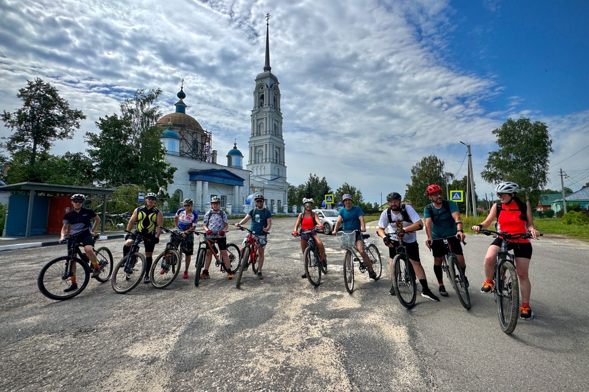 В такую жару если и ехать на велосипеде, то к водоемам. Маршрут «Пять озер», который используют владимирские ездоки, позволяет за день посетить несколько живописных акваторий неподалеку от областной столицы. Рассказываем, куда же крутить педали в погоне за долгожданной прохладой.