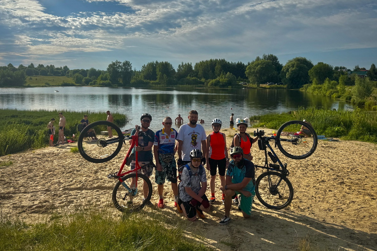 В такую жару если и ехать на велосипеде, то к водоемам. Маршрут «Пять озер», который используют владимирские ездоки, позволяет за день посетить несколько живописных акваторий неподалеку от областной столицы. Рассказываем, куда же крутить педали в погоне за долгожданной прохладой.