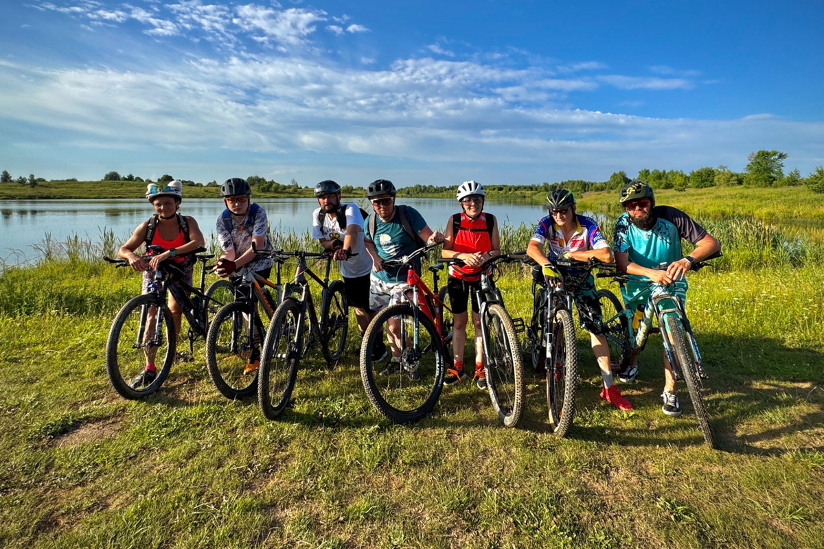 В такую жару если и ехать на велосипеде, то к водоемам. Маршрут «Пять озер», который используют владимирские ездоки, позволяет за день посетить несколько живописных акваторий неподалеку от областной столицы. Рассказываем, куда же крутить педали в погоне за долгожданной прохладой.