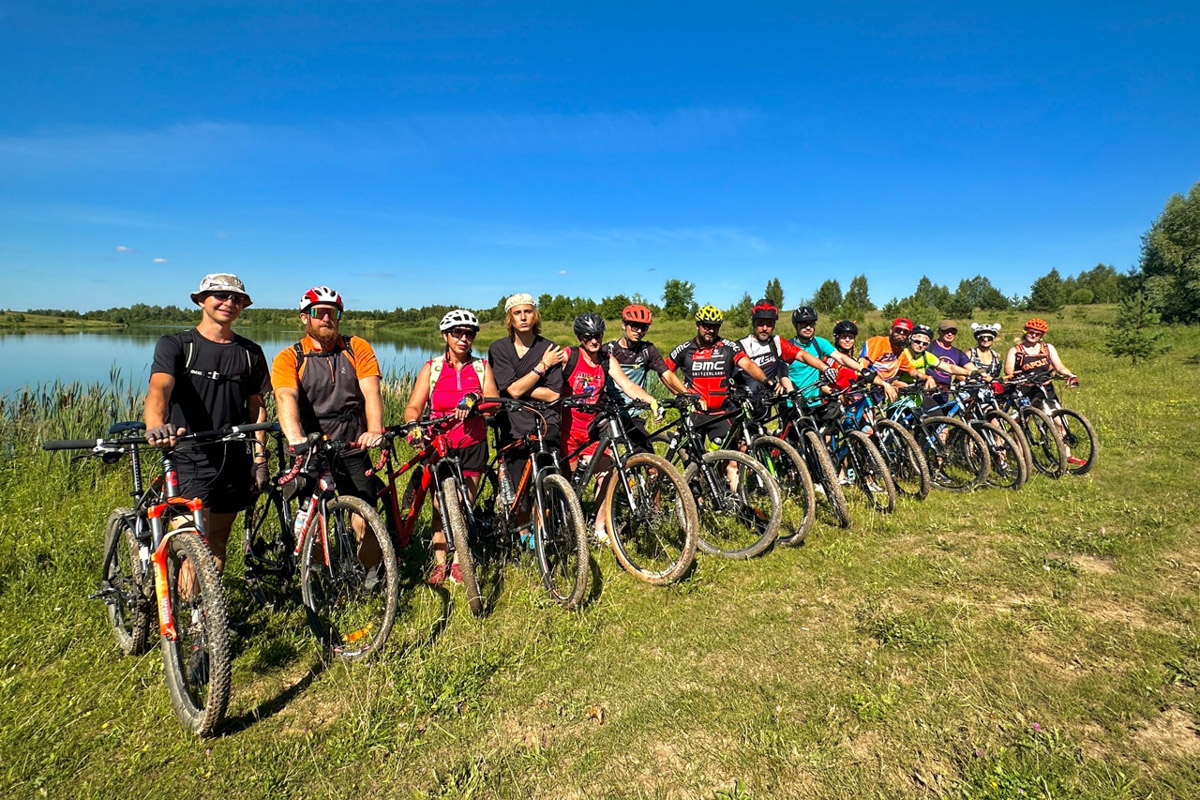 В такую жару если и ехать на велосипеде, то к водоемам. Маршрут «Пять озер», который используют владимирские ездоки, позволяет за день посетить несколько живописных акваторий неподалеку от областной столицы. Рассказываем, куда же крутить педали в погоне за долгожданной прохладой.