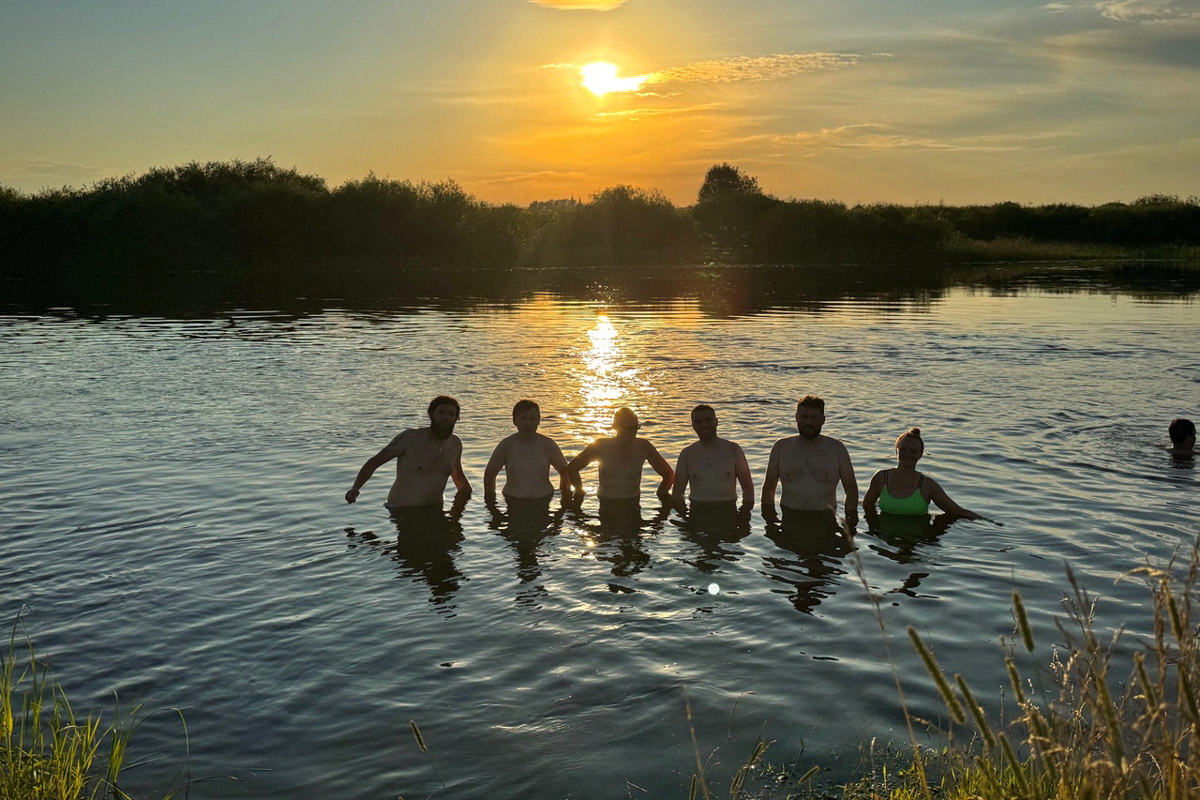 В такую жару если и ехать на велосипеде, то к водоемам. Маршрут «Пять озер», который используют владимирские ездоки, позволяет за день посетить несколько живописных акваторий неподалеку от областной столицы. Рассказываем, куда же крутить педали в погоне за долгожданной прохладой.