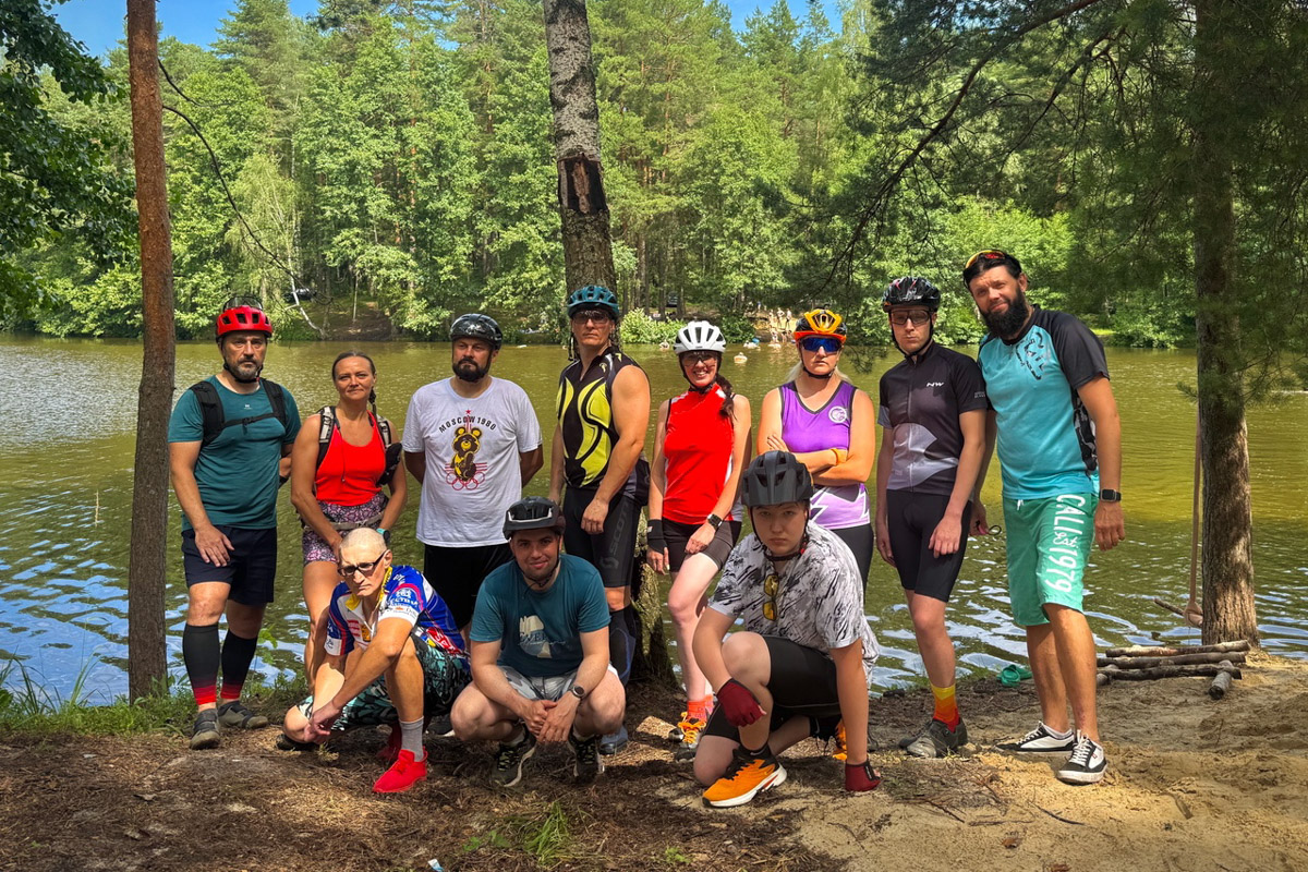 В такую жару если и ехать на велосипеде, то к водоемам. Маршрут «Пять озер», который используют владимирские ездоки, позволяет за день посетить несколько живописных акваторий неподалеку от областной столицы. Рассказываем, куда же крутить педали в погоне за долгожданной прохладой.
