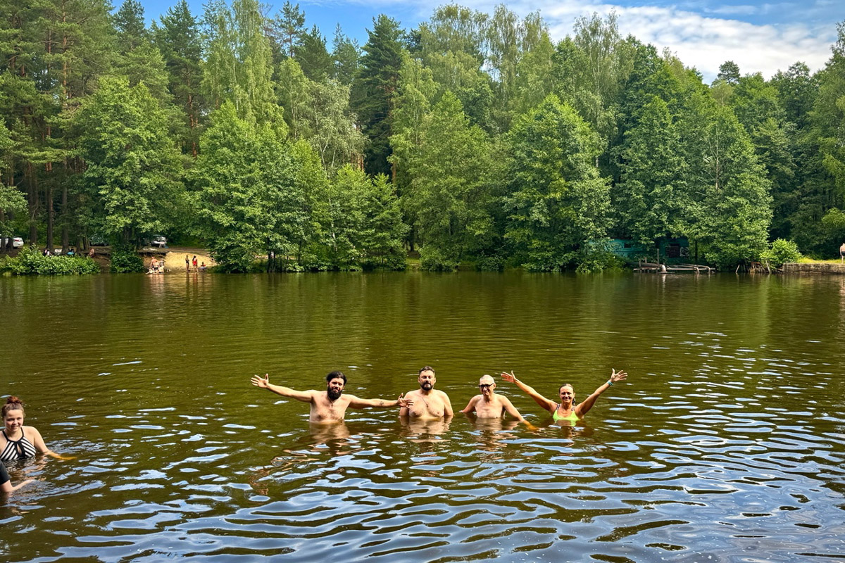 В такую жару если и ехать на велосипеде, то к водоемам. Маршрут «Пять озер», который используют владимирские ездоки, позволяет за день посетить несколько живописных акваторий неподалеку от областной столицы. Рассказываем, куда же крутить педали в погоне за долгожданной прохладой.