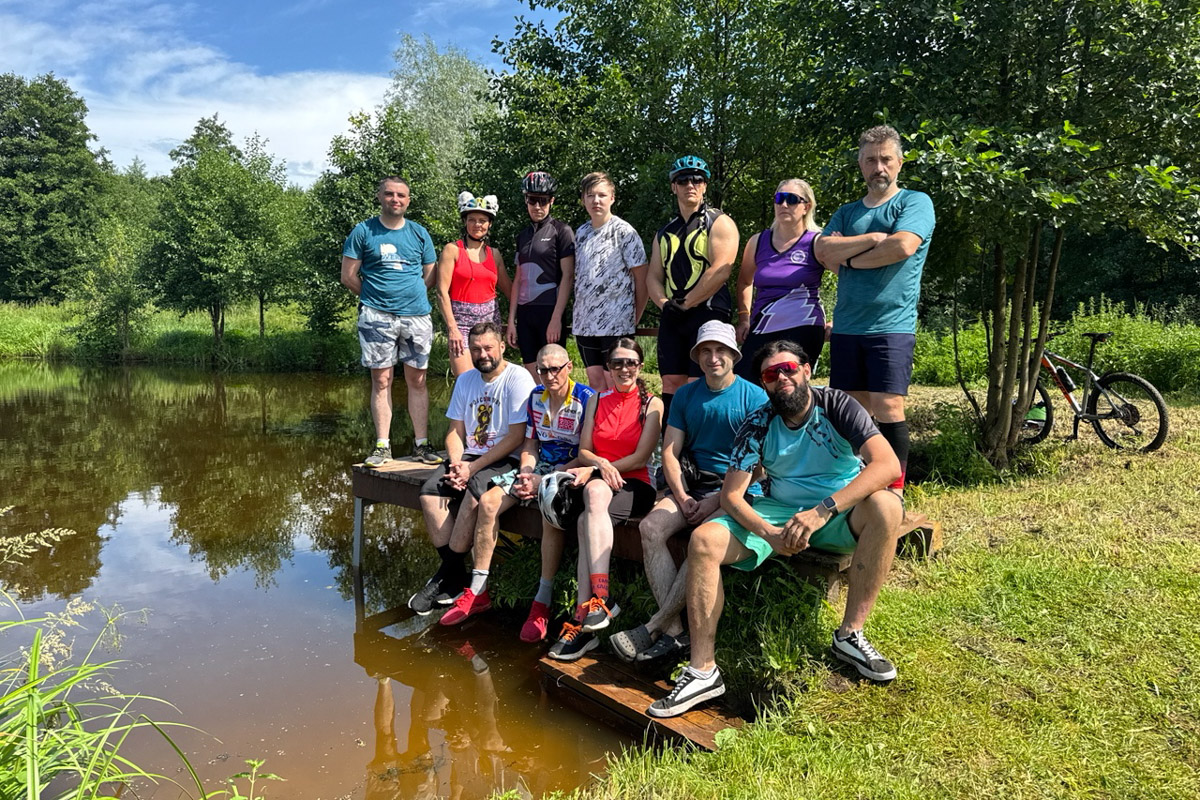 В такую жару если и ехать на велосипеде, то к водоемам. Маршрут «Пять озер», который используют владимирские ездоки, позволяет за день посетить несколько живописных акваторий неподалеку от областной столицы. Рассказываем, куда же крутить педали в погоне за долгожданной прохладой.