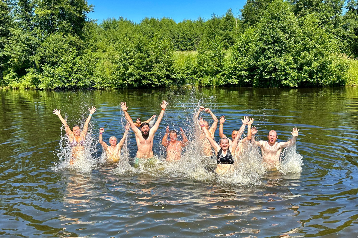 В такую жару если и ехать на велосипеде, то к водоемам. Маршрут «Пять озер», который используют владимирские ездоки, позволяет за день посетить несколько живописных акваторий неподалеку от областной столицы. Рассказываем, куда же крутить педали в погоне за долгожданной прохладой.