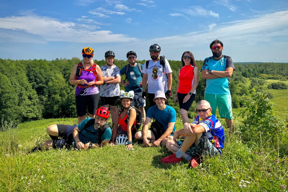 В такую жару если и ехать на велосипеде, то к водоемам. Маршрут «Пять озер», который используют владимирские ездоки, позволяет за день посетить несколько живописных акваторий неподалеку от областной столицы. Рассказываем, куда же крутить педали в погоне за долгожданной прохладой.