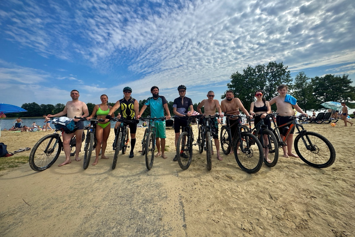 В такую жару если и ехать на велосипеде, то к водоемам. Маршрут «Пять озер», который используют владимирские ездоки, позволяет за день посетить несколько живописных акваторий неподалеку от областной столицы. Рассказываем, куда же крутить педали в погоне за долгожданной прохладой.