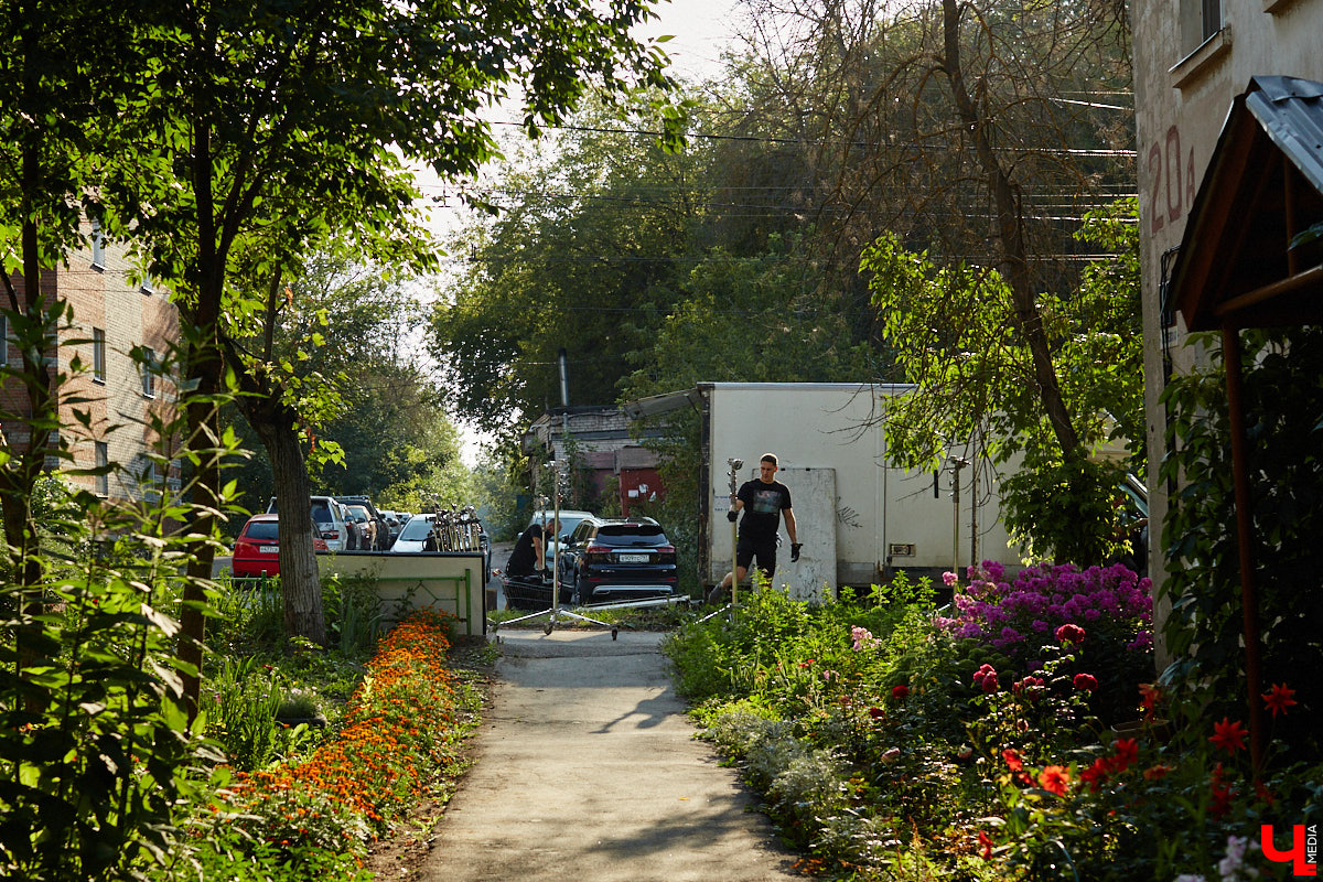 Они вернулись! Во Владимире началась работа над вторым сезоном нашумевшего сериала «Дети перемен». В конце года знакомые урбанистические пейзажи с царящей на них атмосферой 90-х вновь покажут на экранах ТВ. Ну а пока смотрите наш фоторепортаж со съемок на улицах города.