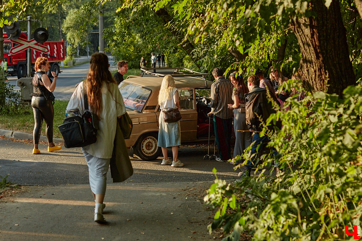 Они вернулись! Во Владимире началась работа над вторым сезоном нашумевшего сериала «Дети перемен». В конце года знакомые урбанистические пейзажи с царящей на них атмосферой 90-х вновь покажут на экранах ТВ. Ну а пока смотрите наш фоторепортаж со съемок на улицах города.