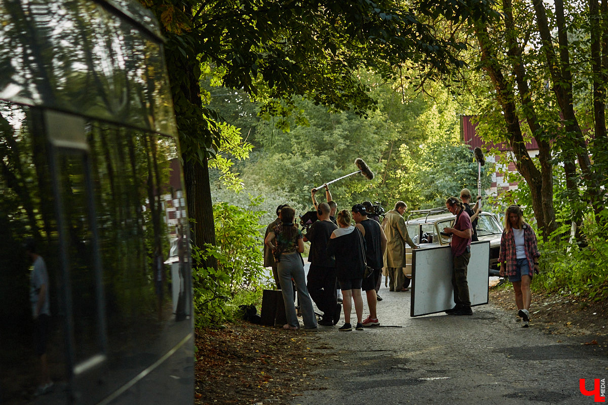 Они вернулись! Во Владимире началась работа над вторым сезоном нашумевшего сериала «Дети перемен». В конце года знакомые урбанистические пейзажи с царящей на них атмосферой 90-х вновь покажут на экранах ТВ. Ну а пока смотрите наш фоторепортаж со съемок на улицах города.