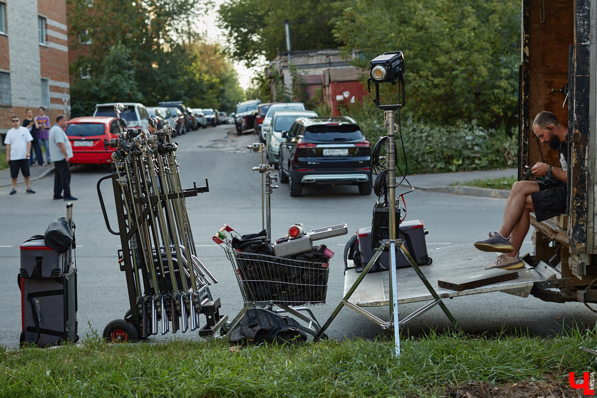 Они вернулись! Во Владимире началась работа над вторым сезоном нашумевшего сериала «Дети перемен». В конце года знакомые урбанистические пейзажи с царящей на них атмосферой 90-х вновь покажут на экранах ТВ. Ну а пока смотрите наш фоторепортаж со съемок на улицах города.