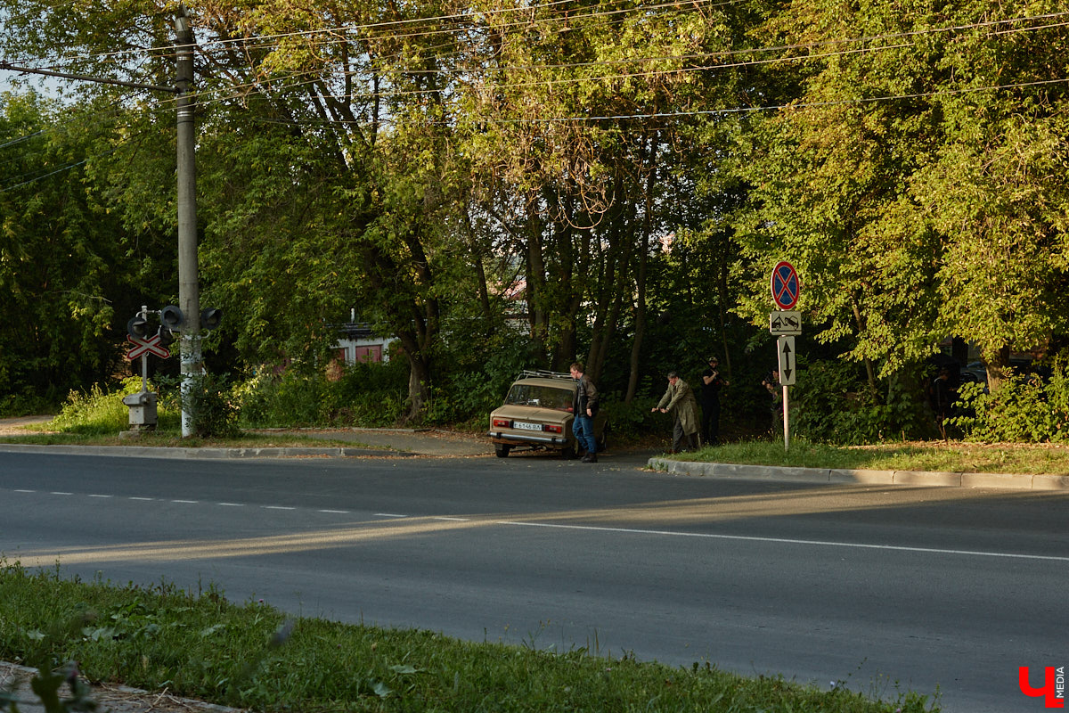 Они вернулись! Во Владимире началась работа над вторым сезоном нашумевшего сериала «Дети перемен». В конце года знакомые урбанистические пейзажи с царящей на них атмосферой 90-х вновь покажут на экранах ТВ. Ну а пока смотрите наш фоторепортаж со съемок на улицах города.