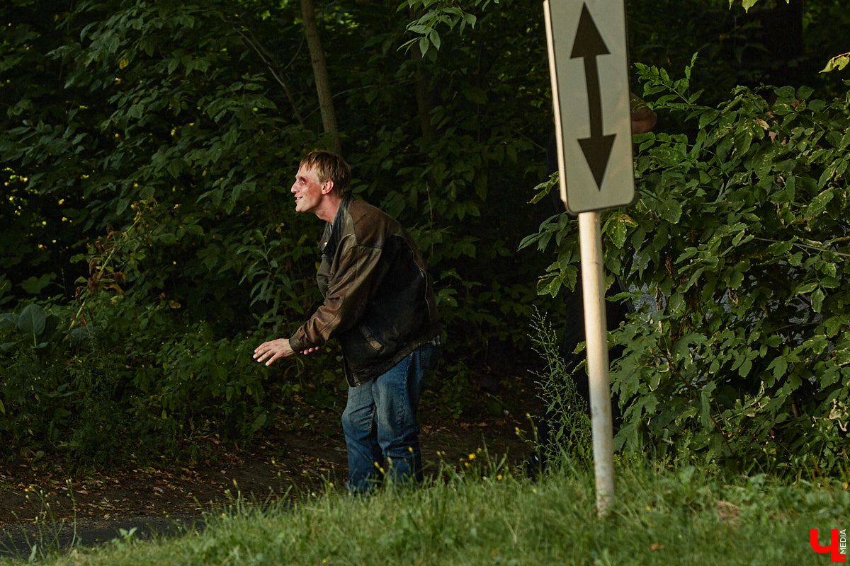 Они вернулись! Во Владимире началась работа над вторым сезоном нашумевшего сериала «Дети перемен». В конце года знакомые урбанистические пейзажи с царящей на них атмосферой 90-х вновь покажут на экранах ТВ. Ну а пока смотрите наш фоторепортаж со съемок на улицах города.