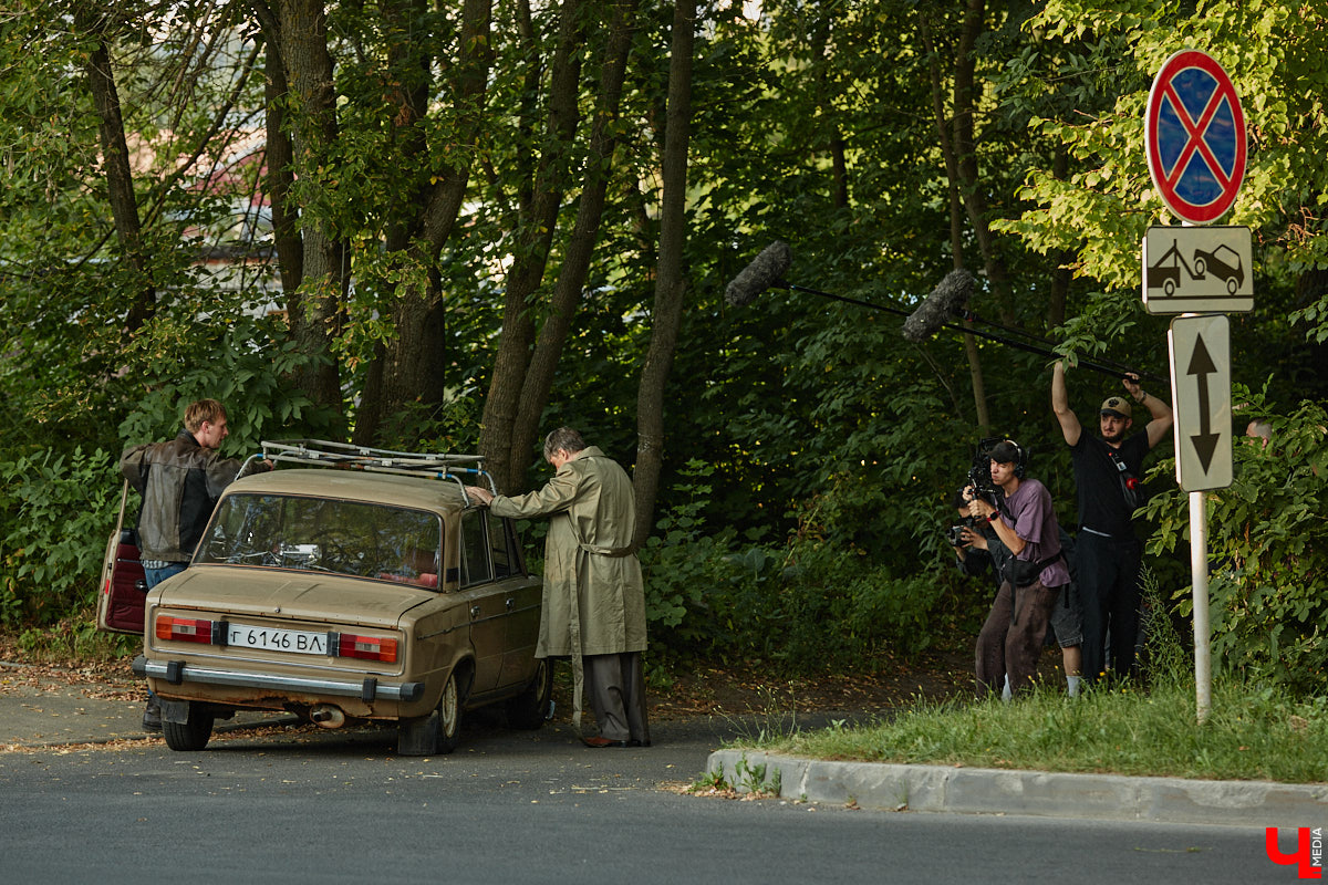 Они вернулись! Во Владимире началась работа над вторым сезоном нашумевшего сериала «Дети перемен». В конце года знакомые урбанистические пейзажи с царящей на них атмосферой 90-х вновь покажут на экранах ТВ. Ну а пока смотрите наш фоторепортаж со съемок на улицах города.