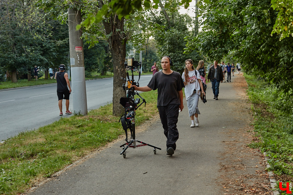 Они вернулись! Во Владимире началась работа над вторым сезоном нашумевшего сериала «Дети перемен». В конце года знакомые урбанистические пейзажи с царящей на них атмосферой 90-х вновь покажут на экранах ТВ. Ну а пока смотрите наш фоторепортаж со съемок на улицах города.