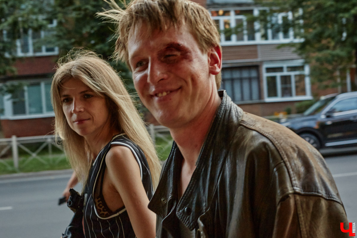 Они вернулись! Во Владимире началась работа над вторым сезоном нашумевшего сериала «Дети перемен». В конце года знакомые урбанистические пейзажи с царящей на них атмосферой 90-х вновь покажут на экранах ТВ. Ну а пока смотрите наш фоторепортаж со съемок на улицах города.