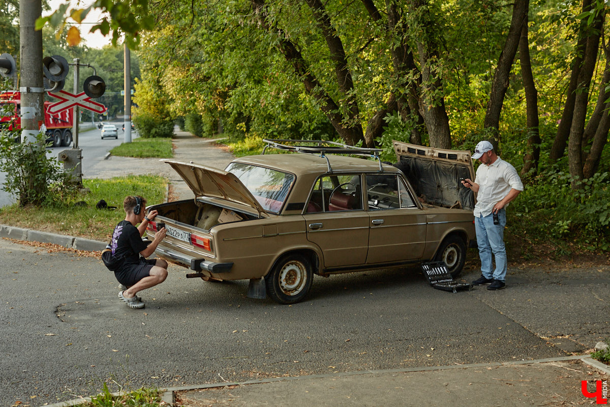 Они вернулись! Во Владимире началась работа над вторым сезоном нашумевшего сериала «Дети перемен». В конце года знакомые урбанистические пейзажи с царящей на них атмосферой 90-х вновь покажут на экранах ТВ. Ну а пока смотрите наш фоторепортаж со съемок на улицах города.