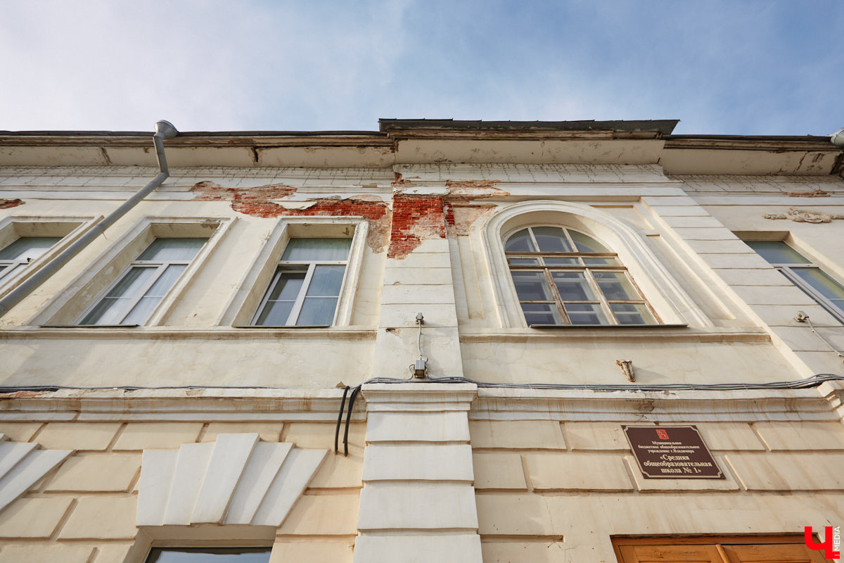 Летом город меняется. Речь не только о появлении цветущих локаций, но и ремонте. На многих объектах начинают кипеть восстановительные работы. Сейчас во Владимире сразу несколько сооружений переживают апдейт. Какие именно — в обзоре «Ключ-Медиа».