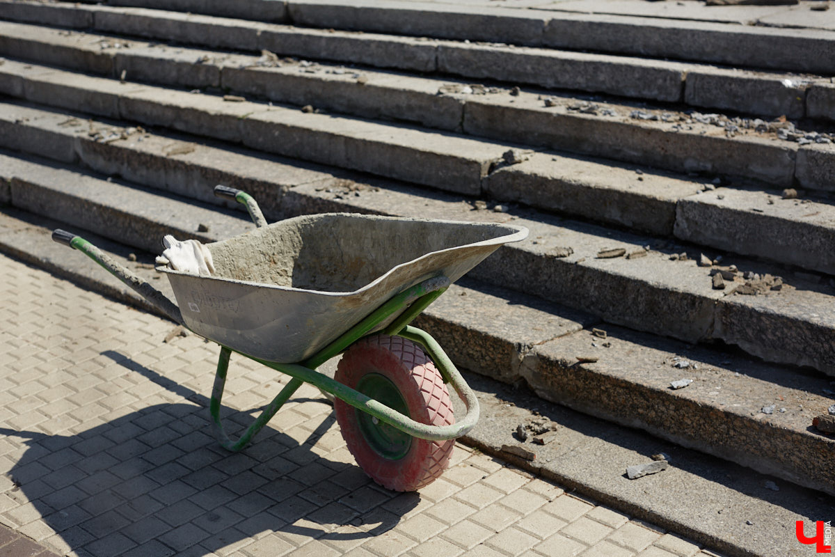 Летом город меняется. Речь не только о появлении цветущих локаций, но и ремонте. На многих объектах начинают кипеть восстановительные работы. Сейчас во Владимире сразу несколько сооружений переживают апдейт. Какие именно — в обзоре «Ключ-Медиа».