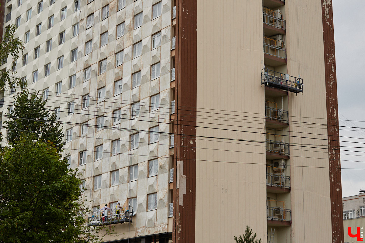 Летом город меняется. Речь не только о появлении цветущих локаций, но и ремонте. На многих объектах начинают кипеть восстановительные работы. Сейчас во Владимире сразу несколько сооружений переживают апдейт. Какие именно — в обзоре «Ключ-Медиа».