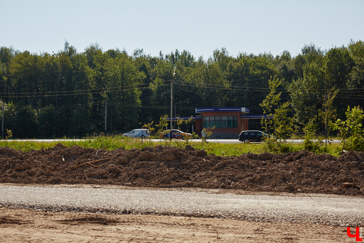 Лес рубят — щепки летят: сей факт в очередной раз испытывают на себе жители Владимира. Теперь — из микрорайона Юрьевец, где ради реновации аэропорта Семязино уничтожили деревья на площади в 13 гектаров. В то же время Старые сады у ДДюТ огородили забором, закрыв проход к роднику. Рассказываем со всеми деталями. 
