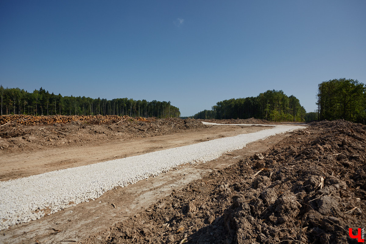 Лес рубят — щепки летят: сей факт в очередной раз испытывают на себе жители Владимира. Теперь — из микрорайона Юрьевец, где ради реновации аэропорта Семязино уничтожили деревья на площади в 13 гектаров. В то же время Старые сады у ДДюТ огородили забором, закрыв проход к роднику. Рассказываем со всеми деталями. 