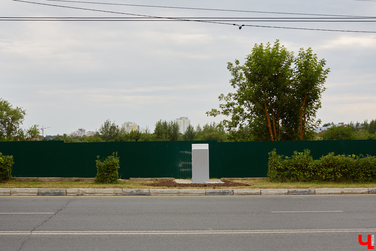 Лес рубят — щепки летят: сей факт в очередной раз испытывают на себе жители Владимира. Теперь — из микрорайона Юрьевец, где ради реновации аэропорта Семязино уничтожили деревья на площади в 13 гектаров. В то же время Старые сады у ДДюТ огородили забором, закрыв проход к роднику. Рассказываем со всеми деталями. 