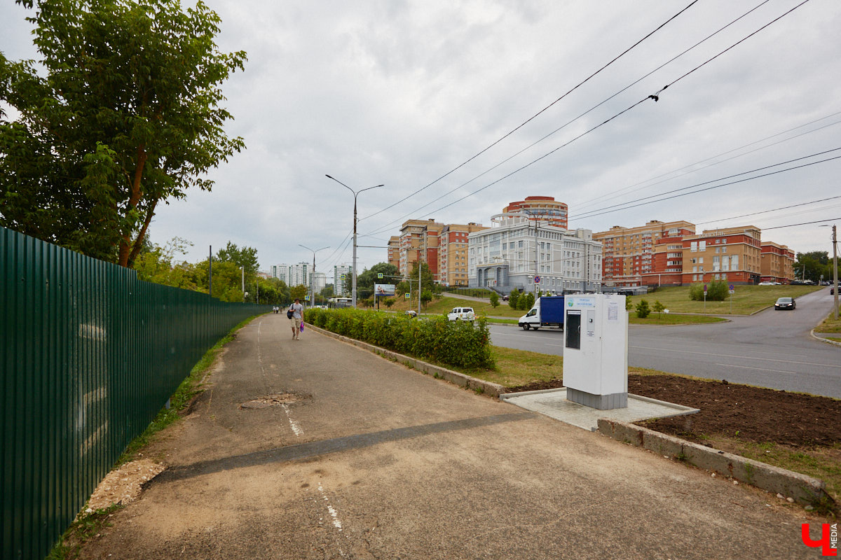 Лес рубят — щепки летят: сей факт в очередной раз испытывают на себе жители Владимира. Теперь — из микрорайона Юрьевец, где ради реновации аэропорта Семязино уничтожили деревья на площади в 13 гектаров. В то же время Старые сады у ДДюТ огородили забором, закрыв проход к роднику. Рассказываем со всеми деталями. 