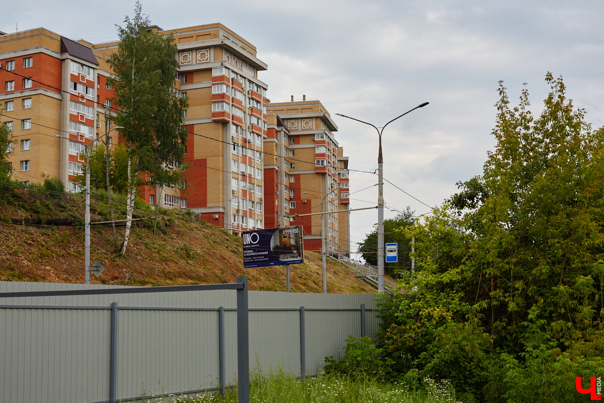 Лес рубят — щепки летят: сей факт в очередной раз испытывают на себе жители Владимира. Теперь — из микрорайона Юрьевец, где ради реновации аэропорта Семязино уничтожили деревья на площади в 13 гектаров. В то же время Старые сады у ДДюТ огородили забором, закрыв проход к роднику. Рассказываем со всеми деталями. 