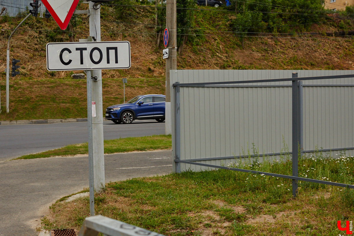 Лес рубят — щепки летят: сей факт в очередной раз испытывают на себе жители Владимира. Теперь — из микрорайона Юрьевец, где ради реновации аэропорта Семязино уничтожили деревья на площади в 13 гектаров. В то же время Старые сады у ДДюТ огородили забором, закрыв проход к роднику. Рассказываем со всеми деталями. 