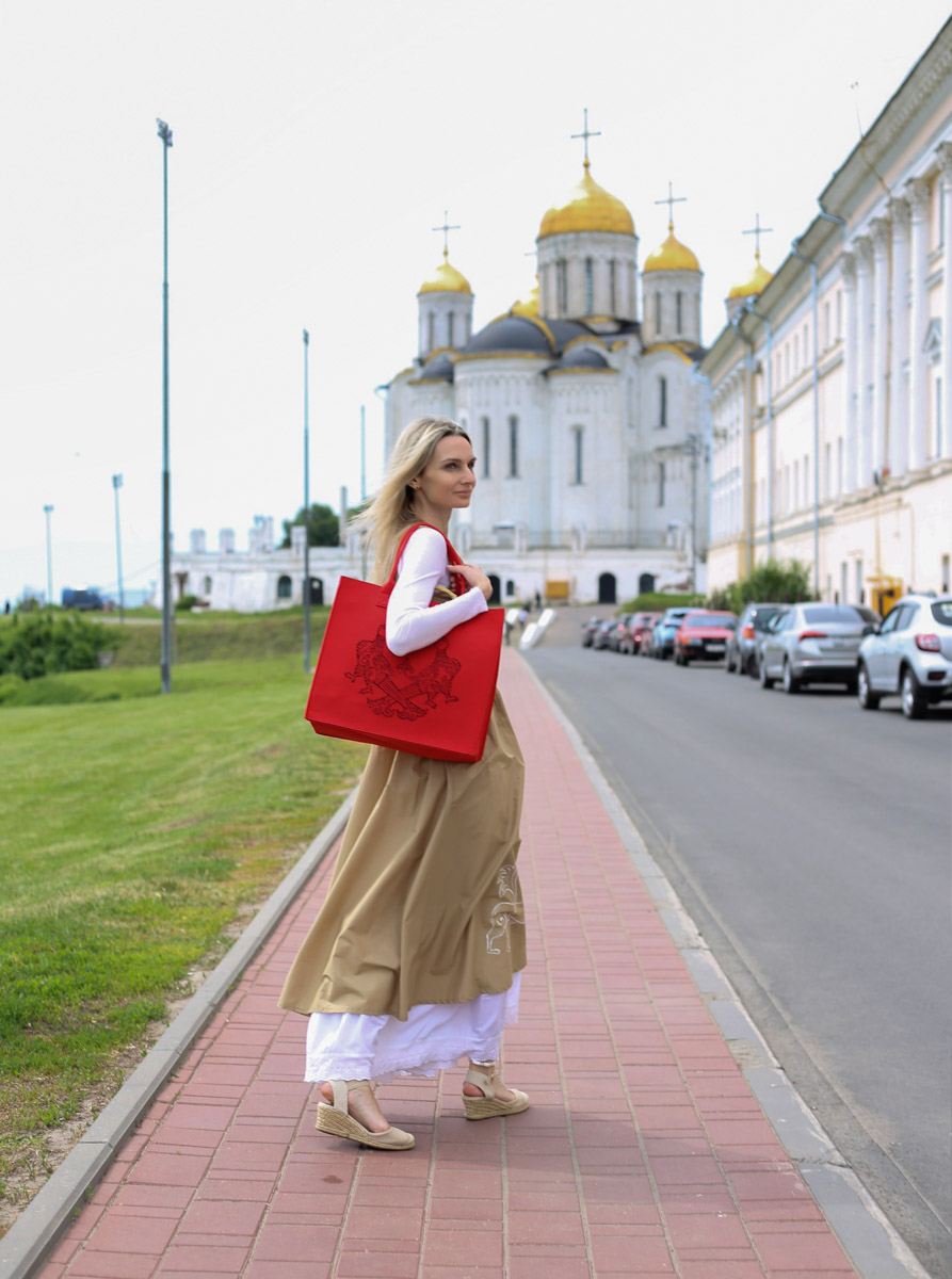 Мощное наследие Владимирской области никого не оставляет равнодушным. Особенно архитектура и атмосфера губернии заряжает людей творческих. «Ключ-Медиа» прикоснулся к прекрасному и собрал новую порцию авторских предметов с региональным дизайн-кодом.
