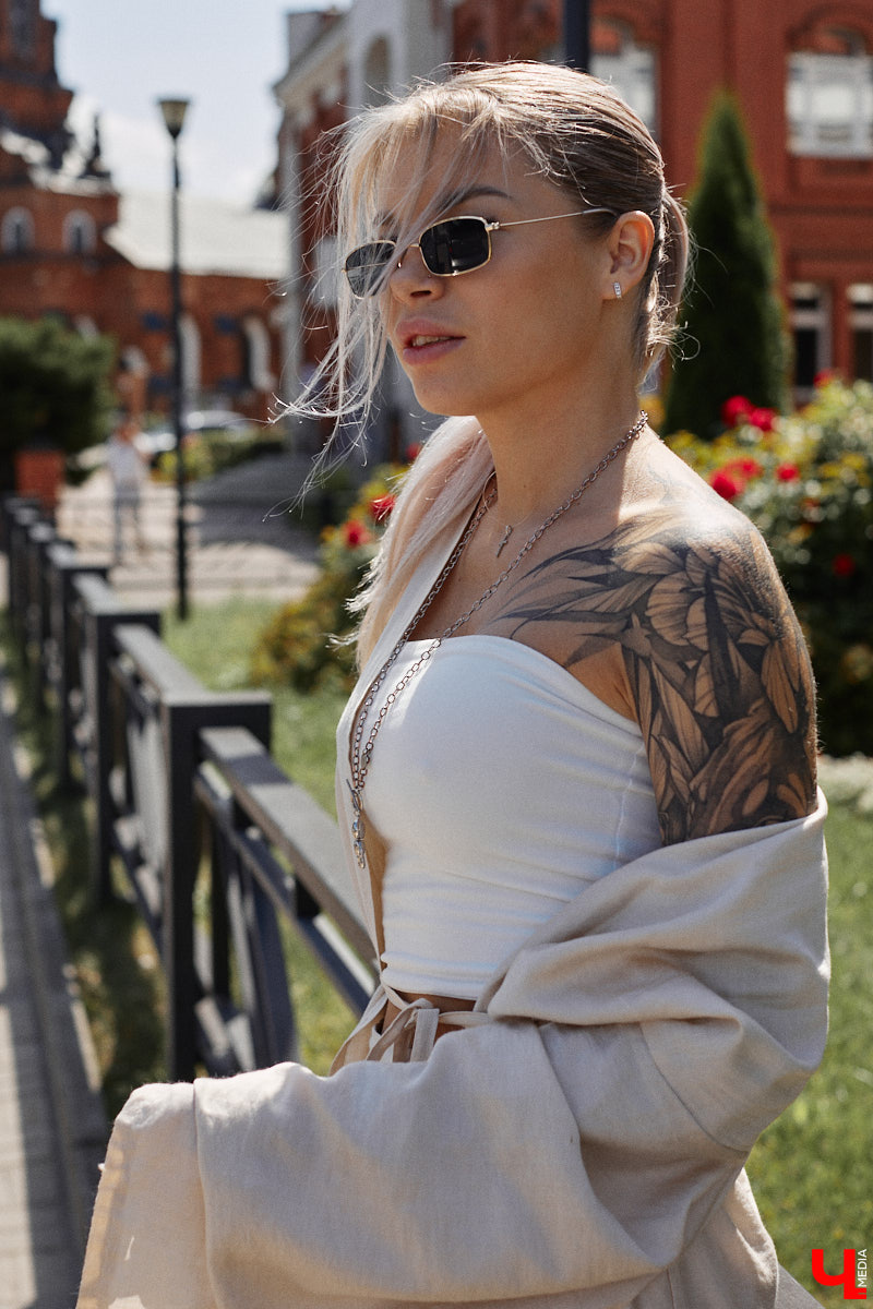 Блогерская деятельность и звездное окружение Анастасии Дмитриевой обязывают ее хорошо выглядеть. И девушка из Радужного справляется с задачей прекрасно, хотя признается: шопоголизмом не страдает. Для «Ключ-Медиа» она собрала три наряда, отражающих ее повседневный стиль.