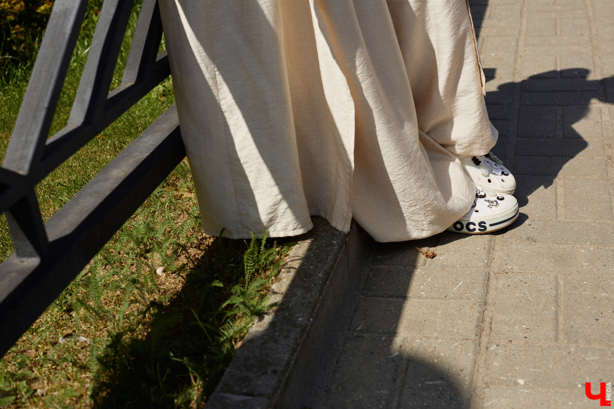 Блогерская деятельность и звездное окружение Анастасии Дмитриевой обязывают ее хорошо выглядеть. И девушка из Радужного справляется с задачей прекрасно, хотя признается: шопоголизмом не страдает. Для «Ключ-Медиа» она собрала три наряда, отражающих ее повседневный стиль.