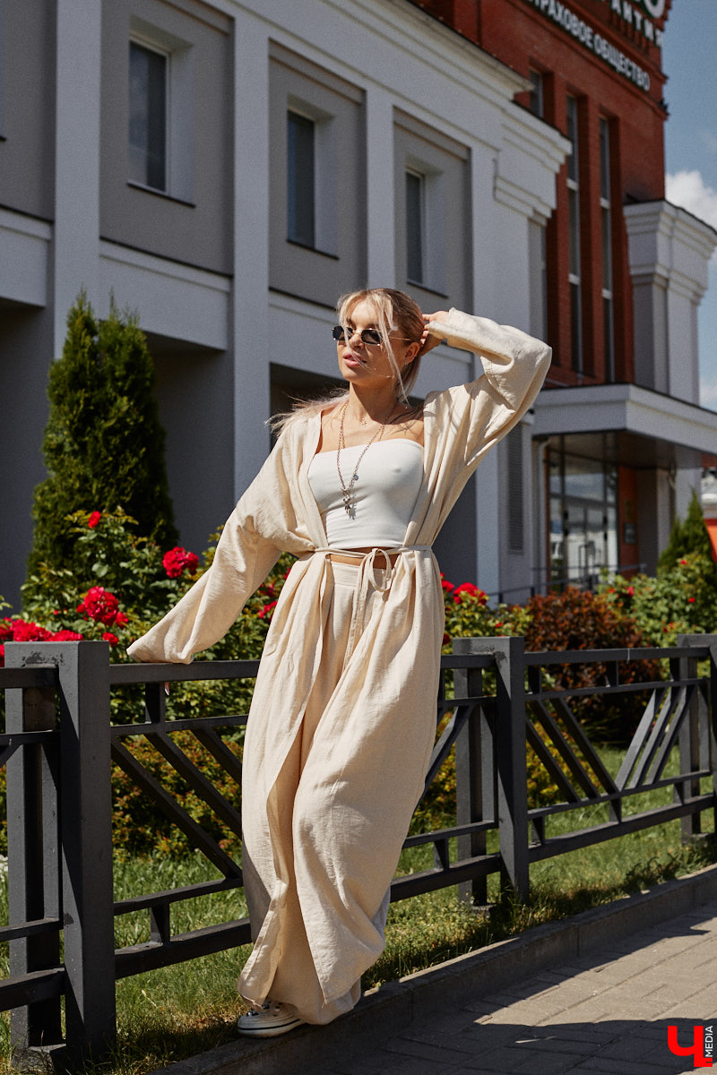 Блогерская деятельность и звездное окружение Анастасии Дмитриевой обязывают ее хорошо выглядеть. И девушка из Радужного справляется с задачей прекрасно, хотя признается: шопоголизмом не страдает. Для «Ключ-Медиа» она собрала три наряда, отражающих ее повседневный стиль.