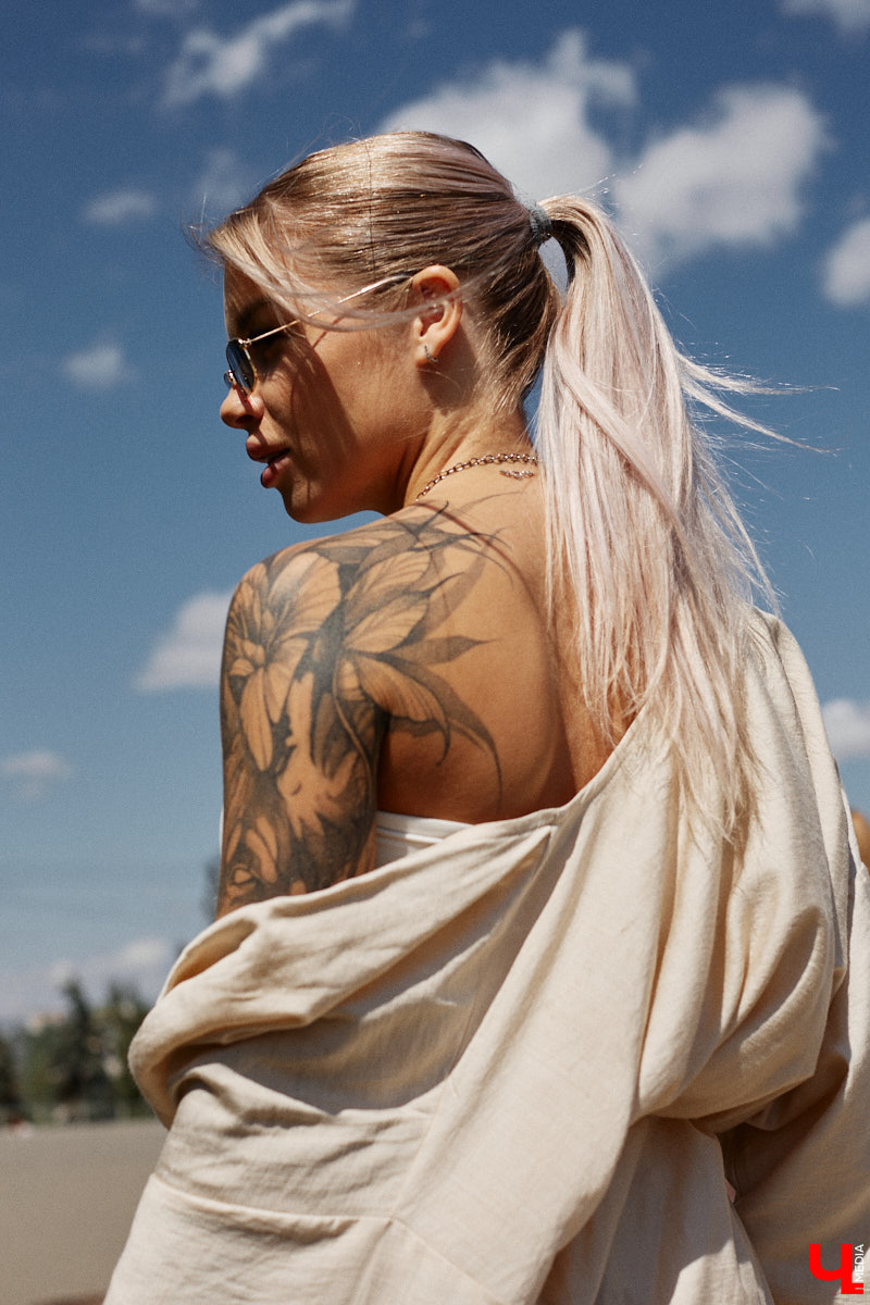 Блогерская деятельность и звездное окружение Анастасии Дмитриевой обязывают ее хорошо выглядеть. И девушка из Радужного справляется с задачей прекрасно, хотя признается: шопоголизмом не страдает. Для «Ключ-Медиа» она собрала три наряда, отражающих ее повседневный стиль.