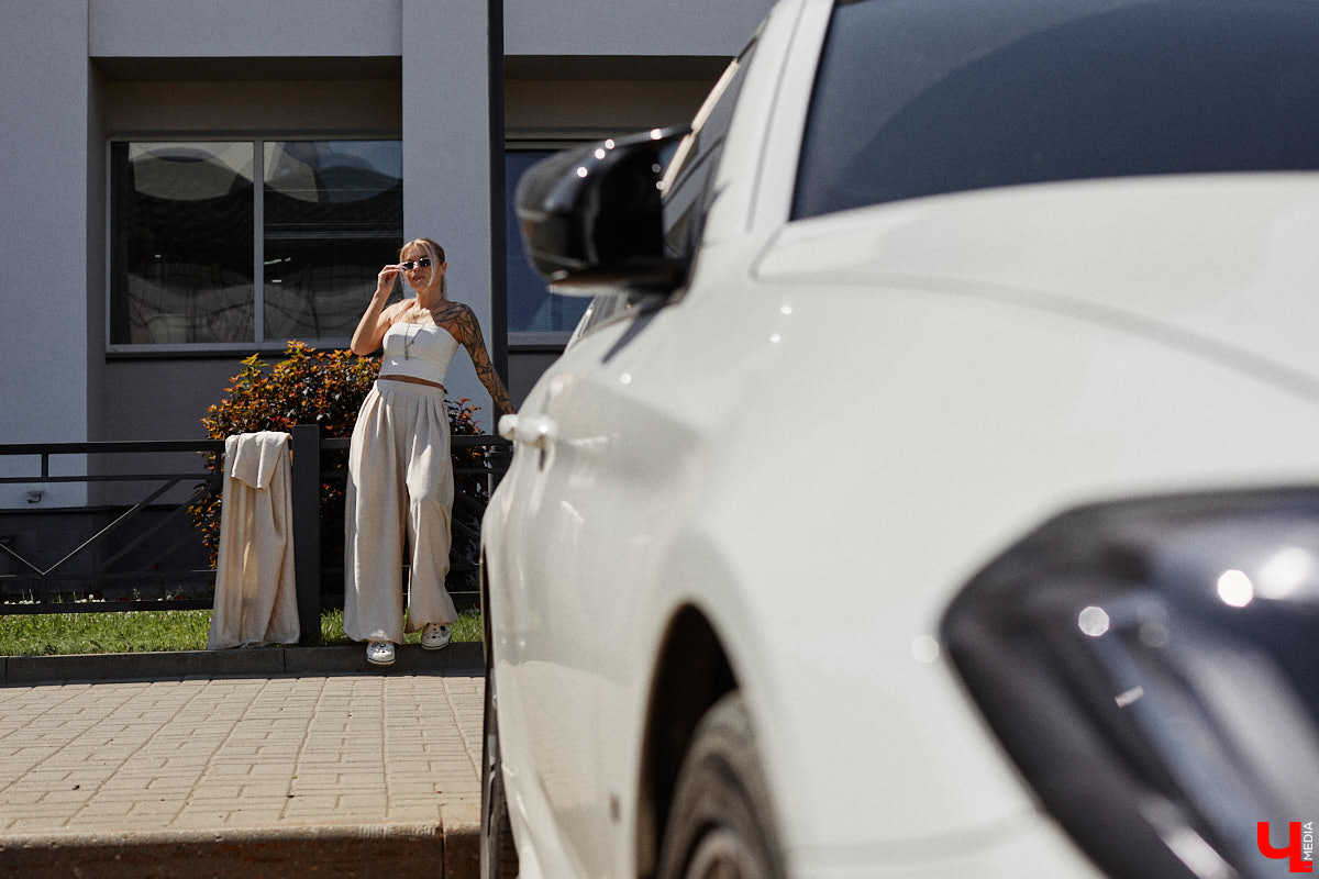 Блогерская деятельность и звездное окружение Анастасии Дмитриевой обязывают ее хорошо выглядеть. И девушка из Радужного справляется с задачей прекрасно, хотя признается: шопоголизмом не страдает. Для «Ключ-Медиа» она собрала три наряда, отражающих ее повседневный стиль.