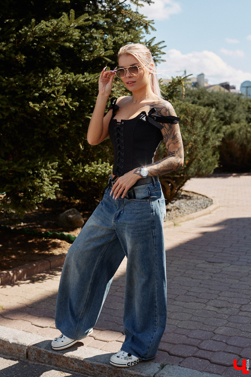 Блогерская деятельность и звездное окружение Анастасии Дмитриевой обязывают ее хорошо выглядеть. И девушка из Радужного справляется с задачей прекрасно, хотя признается: шопоголизмом не страдает. Для «Ключ-Медиа» она собрала три наряда, отражающих ее повседневный стиль.