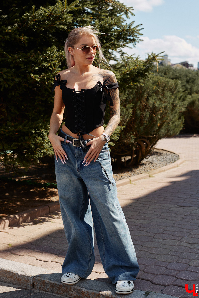 Блогерская деятельность и звездное окружение Анастасии Дмитриевой обязывают ее хорошо выглядеть. И девушка из Радужного справляется с задачей прекрасно, хотя признается: шопоголизмом не страдает. Для «Ключ-Медиа» она собрала три наряда, отражающих ее повседневный стиль.