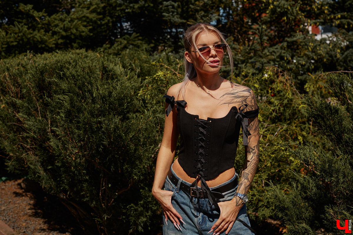 Блогерская деятельность и звездное окружение Анастасии Дмитриевой обязывают ее хорошо выглядеть. И девушка из Радужного справляется с задачей прекрасно, хотя признается: шопоголизмом не страдает. Для «Ключ-Медиа» она собрала три наряда, отражающих ее повседневный стиль.